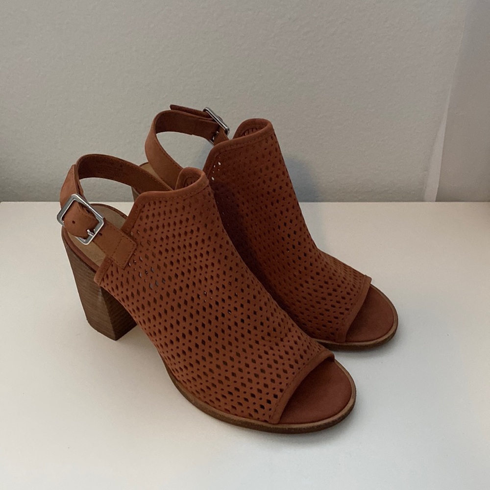 Steve Madden camel colored heels NEW W/OUT TAGS